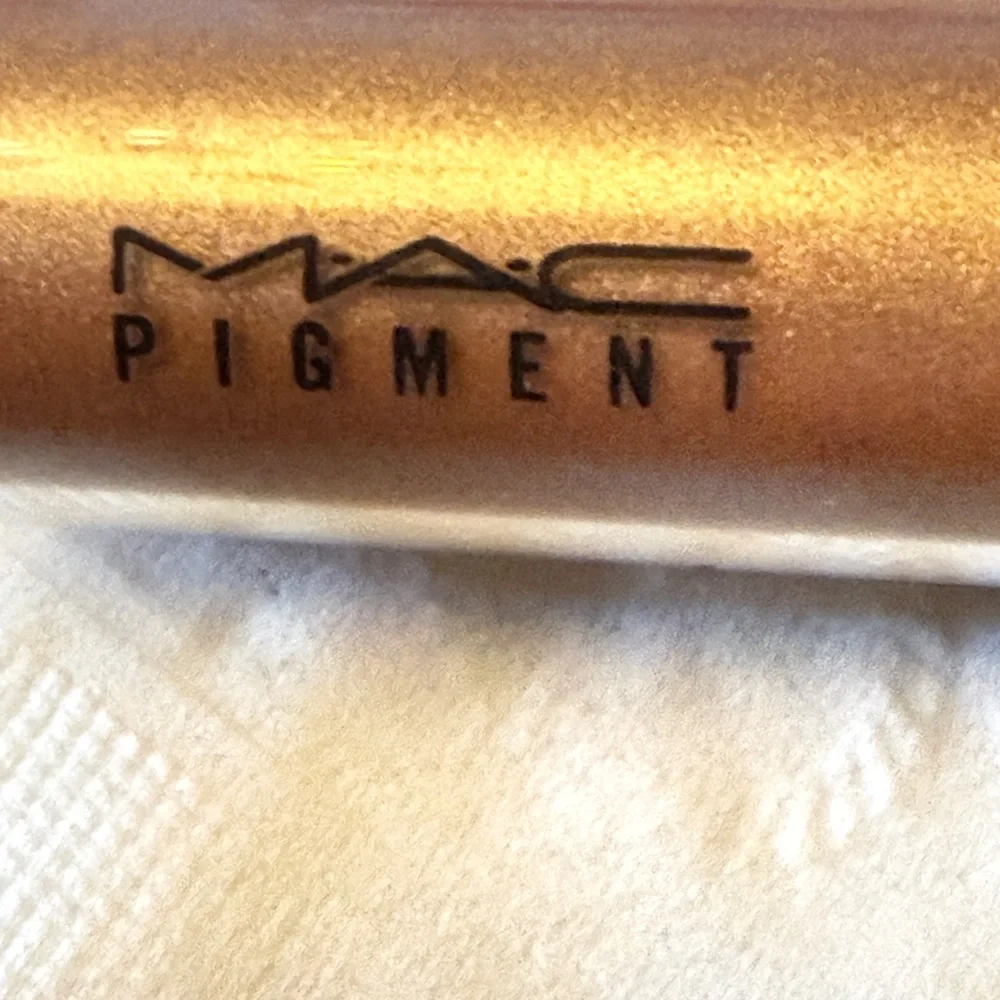MAC Cosmetics Pigment in Gift of Glam